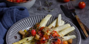 Beitragsbild des Blogbeitrags Spargelsalat mit Tomaten-Erdbeer-Salsa 