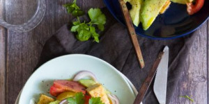 Beitragsbild des Blogbeitrags Sommersalat mit Avocado und Tempeh 