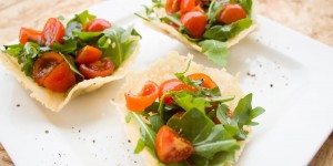 Beitragsbild des Blogbeitrags Parmesanschüsserl mit Rucola und Tomaten 