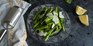 Beitragsbild des Blogbeitrags Spargelsalat mit Zitrone und Parmesan