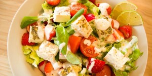 Beitragsbild des Blogbeitrags Salat mit Grillkäse und Limetten-Joghurt-Dressing 