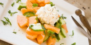 Beitragsbild des Blogbeitrags Gurken-Melonen-Salat mit Hüttenkäse
