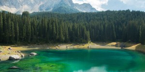 Beitragsbild des Blogbeitrags Mountainbiken in der Rosengartengruppe und beim Karersee & Marmolata bei Sonnenuntergang
