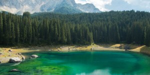 Beitragsbild des Blogbeitrags Mountainbiken in der Rosengartengruppe und beim Karersee & Marmolata bei Sonnenuntergang 