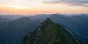 Beitragsbild des Blogbeitrags Sonnenaufgangswanderung auf die Kanisfluh im Bregenzerwald in Vorarlberg