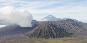 Beitragsbild des Blogbeitrags Sonnenaufgang und Sea of Sand beim Mt. Bromo – Wanderung auf eigene Faust 