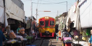 Beitragsbild des Blogbeitrags Maeklong Zugmarkt in Bangkok auf eigene Faust besuchen 