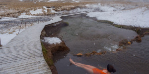 Beitragsbild des Blogbeitrags Baden im heißen Fluss Reykjadalur in Island – Wanderung zur heißen Quelle 