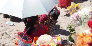 Beitragsbild des Blogbeitrags Chichicastenango, Guatemala – Mit dem Chickenbus auf eigene Faust vom Atitlan See nach Chichicastenango 