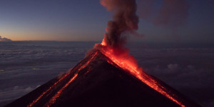 Beitragsbild des Blogbeitrags Wanderung auf den Acatenango in Guatemala mit Blick auf aktiven Vulkan Fuego – Mein Highlight in Guatemala
