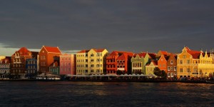 Beitragsbild des Blogbeitrags FlugenteInTown: Willemstad – die Stadt der bunten Häuser und Liköre