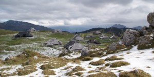 Beitragsbild des Blogbeitrags Velika Planina – Besuch bei den einzigartigen Hirtenhütten