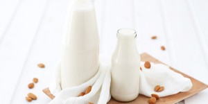 Beitragsbild des Blogbeitrags Mandelmilch selber machen {Rezept}