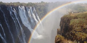 Beitragsbild des Blogbeitrags Die Victoria-Fälle: Zwei halbe Tage, zwei Länder, ein Wahnsinn!