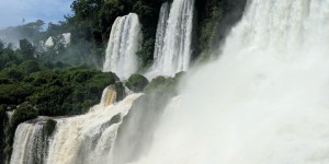 Beitragsbild des Blogbeitrags Zwei Tage Iguazu-Wasserfälle: Naturwunder in Brasilien und Argentinien 