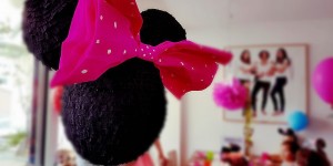 Beitragsbild des Blogbeitrags Minnie Maus Piñata DIY – wir basteln!