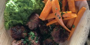 Beitragsbild des Blogbeitrags Fleischbällchen mit Süßkartoffelsticks & Erbsenpüree