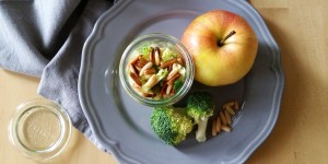 Beitragsbild des Blogbeitrags Brokkoli-Apfel Salat mit Pinienkernen: Endlich ein Salat für alle
