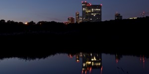 Beitragsbild des Blogbeitrags Sonnenuntergang am Wienerberg und anschließende Blaue Stunde 