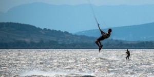 Beitragsbild des Blogbeitrags Kitesurfer von Podersdorf – sie fliegen! 
