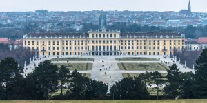 Beitragsbild des Blogbeitrags Schloss Schönbrunn bei bedecktem Himmel 