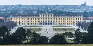 Beitragsbild des Blogbeitrags Schloss Schönbrunn bei bedecktem Himmel