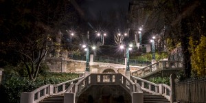 Beitragsbild des Blogbeitrags Die Strudlhofstiege bei Tag und bei Nacht