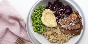 Beitragsbild des Blogbeitrags Bunte Bowl mit gebratenem Tempeh