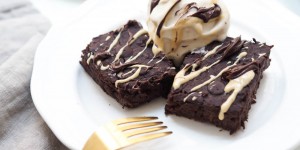 Beitragsbild des Blogbeitrags Vegane Zucchini Brownies mit Vanille-Bananeneis