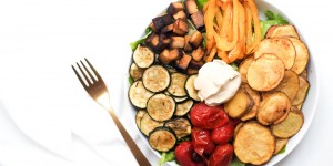 Beitragsbild des Blogbeitrags Salat-Bowl mit knusprigen Kartoffeln aus dem Airfryer 