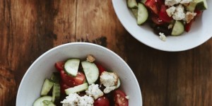 Beitragsbild des Blogbeitrags Griechischer Salat + veganer Feta – frisch und regional