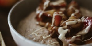 Beitragsbild des Blogbeitrags Vegane Bratapfel Porridge Bowl 