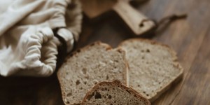 Beitragsbild des Blogbeitrags Brot backen mit Sauerteig – Sauerteig ansetzen und Brotrezept