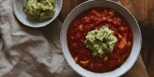 Beitragsbild des Blogbeitrags Mexikanischer Bohneneintopf mit Guacamole