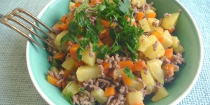 Beitragsbild des Blogbeitrags Karotten-Kartoffel-Pfanne mit Faschiertem – mein Spezialtipp