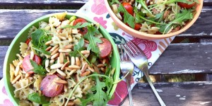 Beitragsbild des Blogbeitrags Mediterraner Nudelsalat mit Basilikum-Pesto