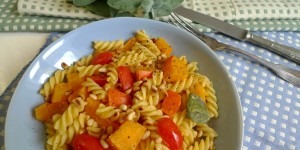 Beitragsbild des Blogbeitrags Soulfood für kalte Tage: Kürbispasta mit Salbei