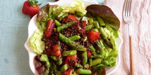 Beitragsbild des Blogbeitrags Linsensalat mit Spargel und Balsamico-Erdbeeren