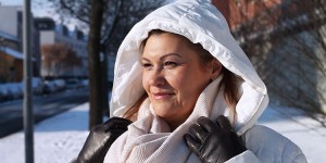 Beitragsbild des Blogbeitrags {Outfit}: Snow White – Mein Winteroutfit mit Pünktchen Kleid und weißer Daunenjacke