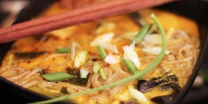 Beitragsbild des Blogbeitrags {Rezept}: 7 Geschmackswelten – Food Friday in Japan: a World of Warcraft Edition – Edamame, Dampfende Ziegennudeln & Scharfe Gemüsechips