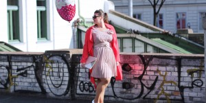 Beitragsbild des Blogbeitrags {Outfit}: Must Haves 2017: Plissee, Volant, Metallic & Koralle