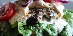 Beitragsbild des Blogbeitrags {Rezept}: 7 Geschmackswelten – Food Friday in the USA: Cheese Burger mit selbstgemachter American Burger Sauce 