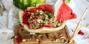 Beitragsbild des Blogbeitrags {Rezept}: Sommersalat mit Wassermelone, Avocado, Manouri & Chicorée