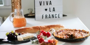 Beitragsbild des Blogbeitrags {Rezept}: 7 Geschmackswelten – Food Friday in France: Quiche mit Porree, Zucchini und Cherry Tomaten