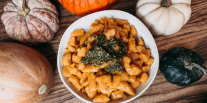 Beitragsbild des Blogbeitrags Kürbis Gnocchi mit Basilikum Pesto