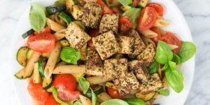 Beitragsbild des Blogbeitrags Fünf Zutaten Basilikum Gemüse Pasta mit Tofu | Rezept