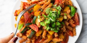Beitragsbild des Blogbeitrags Rezept für Linsenpasta mit Kürbis und Zucchini | Vegan 