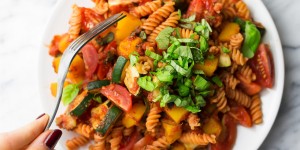 Beitragsbild des Blogbeitrags Rezept für Linsenpasta mit Kürbis und Zucchini | Vegan
