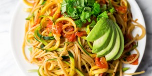 Beitragsbild des Blogbeitrags Mediterrane Zucchini Pasta mit dem Kenwood Spiralizer 