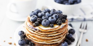 Beitragsbild des Blogbeitrags The Best Blueberry Buttermilk Protein Pancakes 